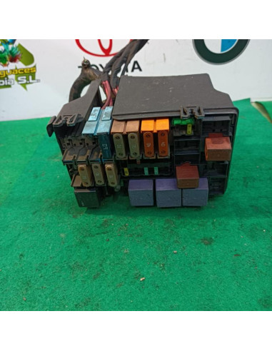 CAJA RELÉS / FUSIBLES 8200560976