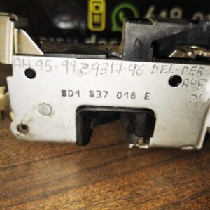 Cerradura puerta delantera derecha Audi A4 (B5) Versión 1999 1.6i (101 cv)