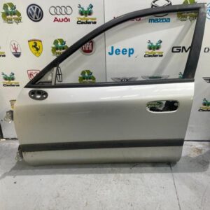 Puerta delantera izquierda Mitsubishi Carisma 1.9 DI-D (102 cv)